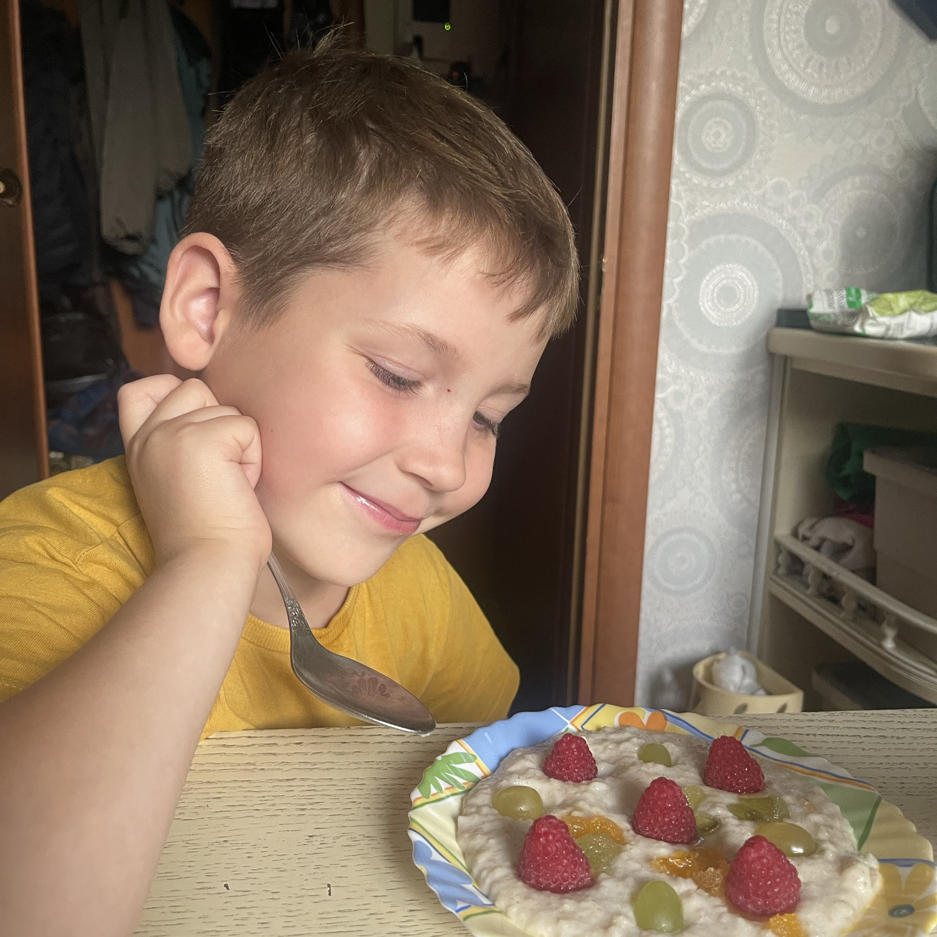 Няня в городе Москва - Ищем няню с функциями помощницы для мальчика 8 лет.