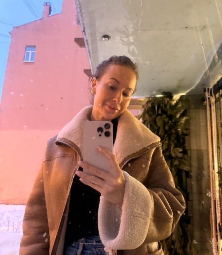 Няня в городе Санкт-Петербург - Требуется няня забирать дочку 1.4 года из садика, кормить и играть дома, ин полный день, если болеет - на выходные