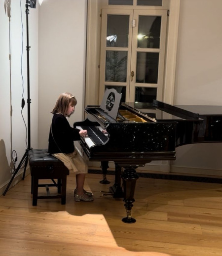 Няня в городе Москва - Няня с музыкальным образованием к 2 детям