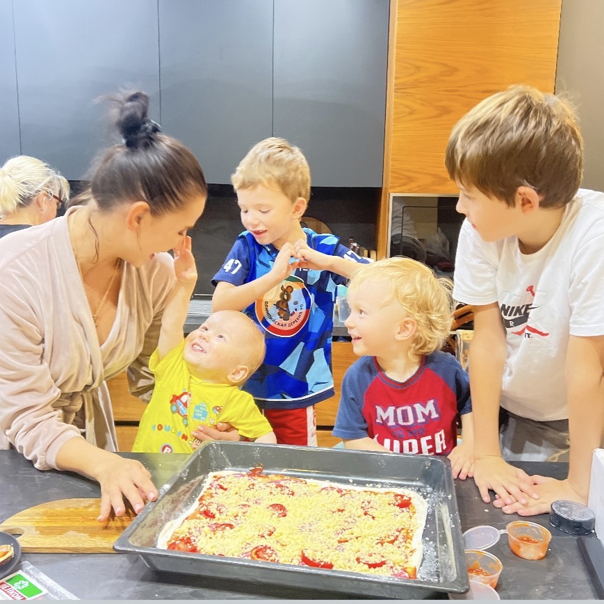 Няня в городе Москва - Ищем няню с проживанием вахтой 4 недели через 4, 3/3 или 2/2